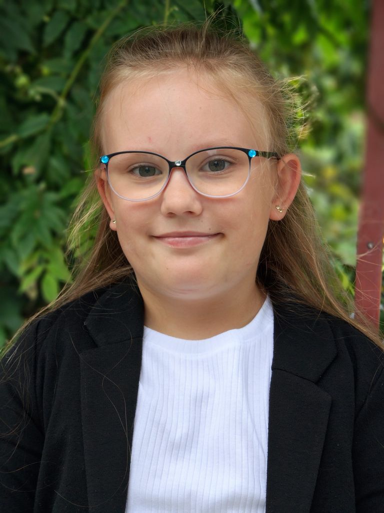6358 Anna Mazur